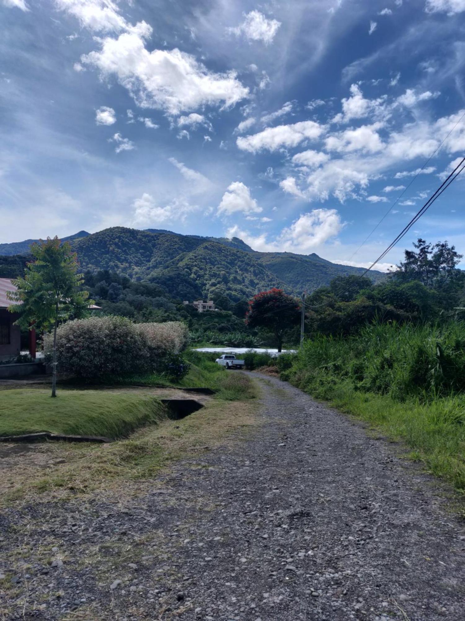 ボケテ Agartha Mountain Retreatホステル エクステリア 写真